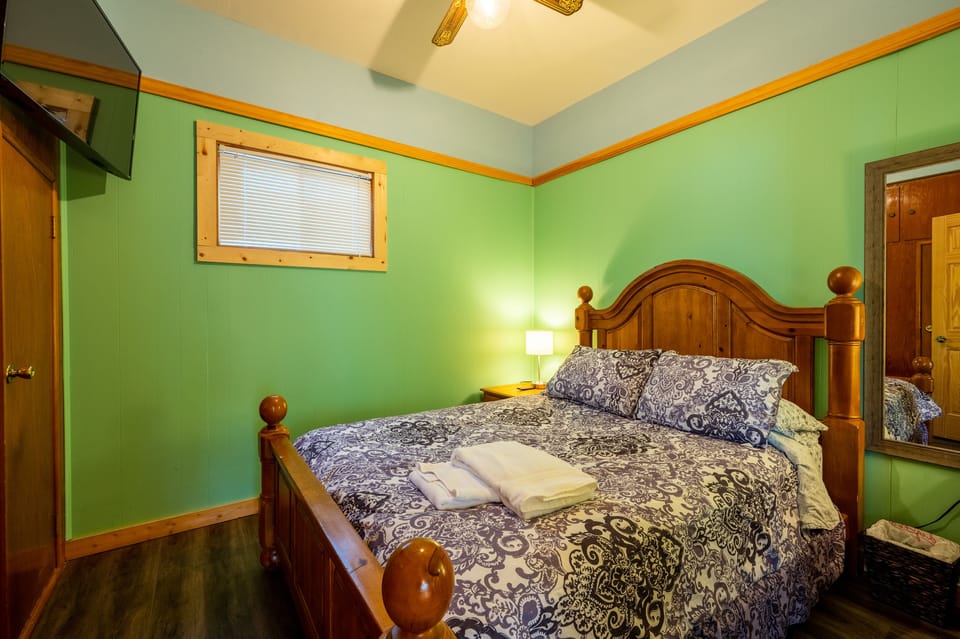 Captain's quarters
Queen size bed, 43" TV