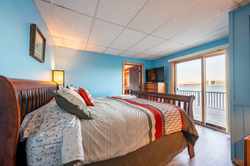 Admiral's quarters
King size bed, 43" TV, water view 