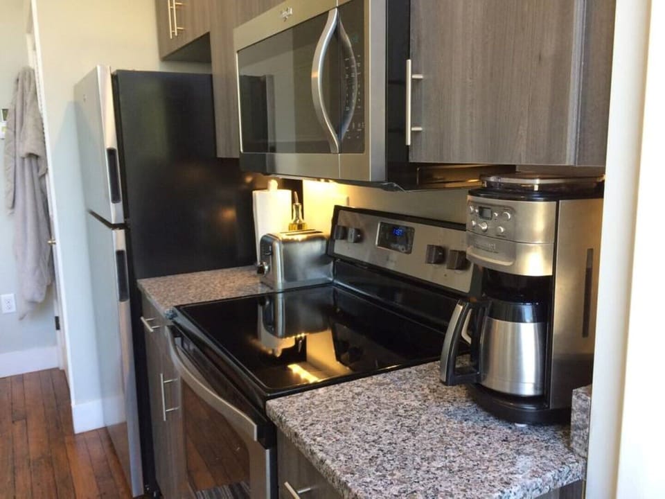 Oven, fridge, ice maker and microwave are all included 