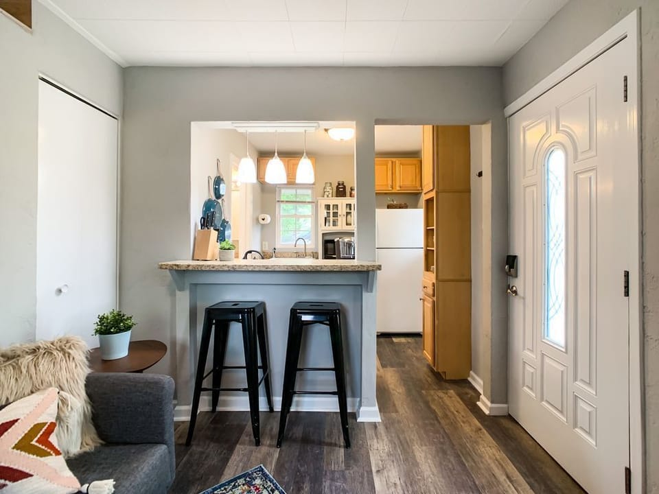 Convenient breakfast bar— perfect for morning coffee, casual meals, or planning the day’s adventures!