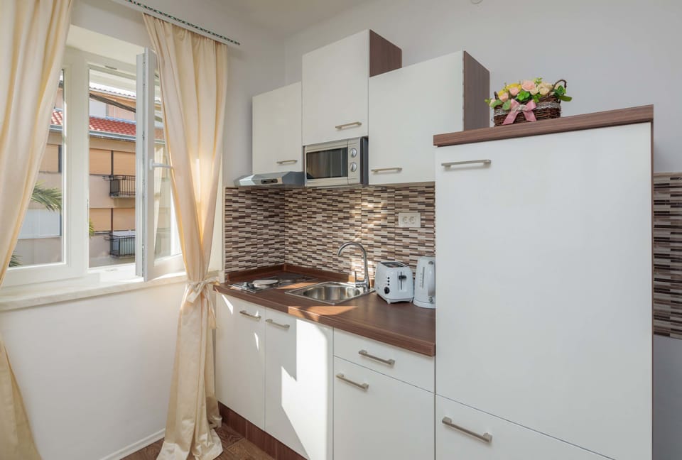 Deluxe Apartment, 2 Bedrooms, Balcony | Private kitchen | Full-size fridge, microwave, stovetop, electric kettle