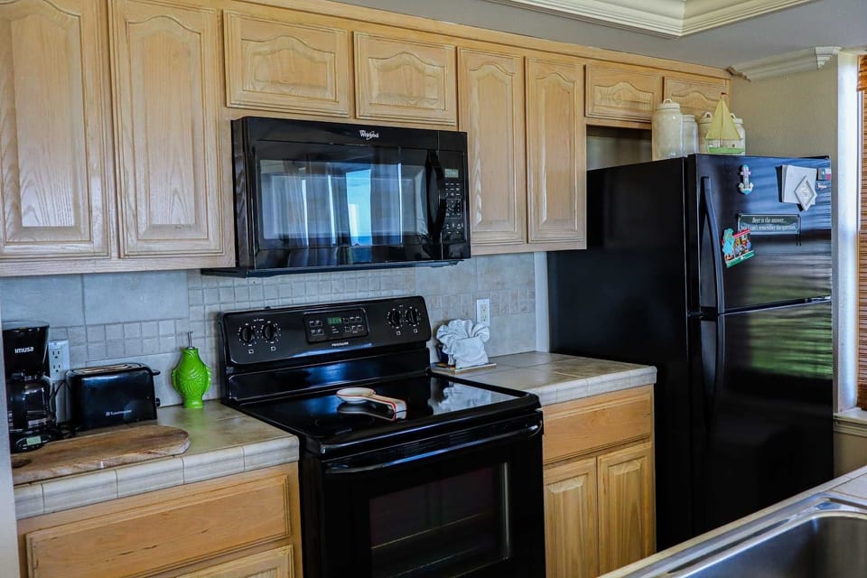 Appliance, Microwave, Oven, Refrigerator, Indoors