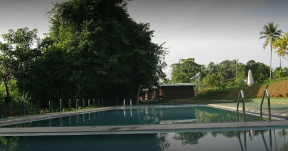 2 outdoor pools