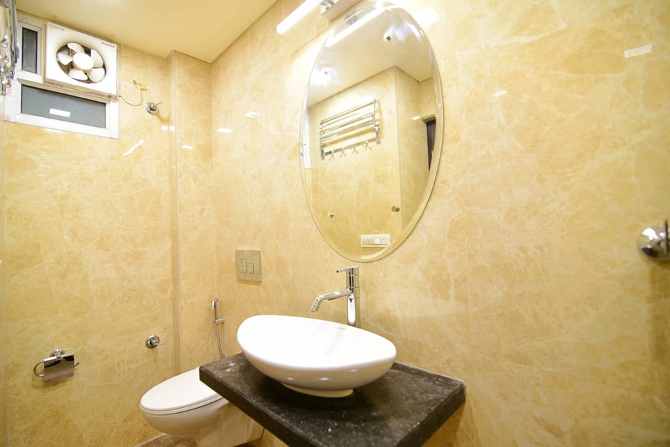 Deluxe Room, 1 Bedroom, Refrigerator | Bathroom | Shower, rainfall showerhead, free toiletries, towels