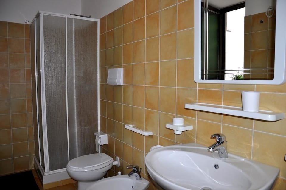 Double Room | Bathroom | Shower, hair dryer, bidet, towels