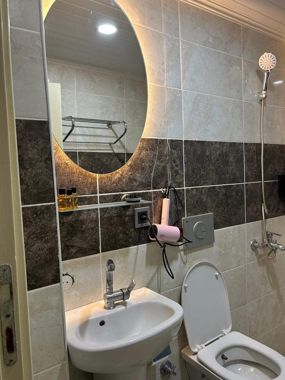 Comfort Room, 1 Bedroom, Non Smoking, City View | Bathroom | Shower, hydromassage showerhead, free toiletries, slippers