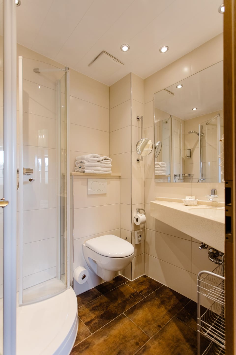 Comfort Double Room, River View | Bathroom | Shower, free toiletries, hair dryer, towels