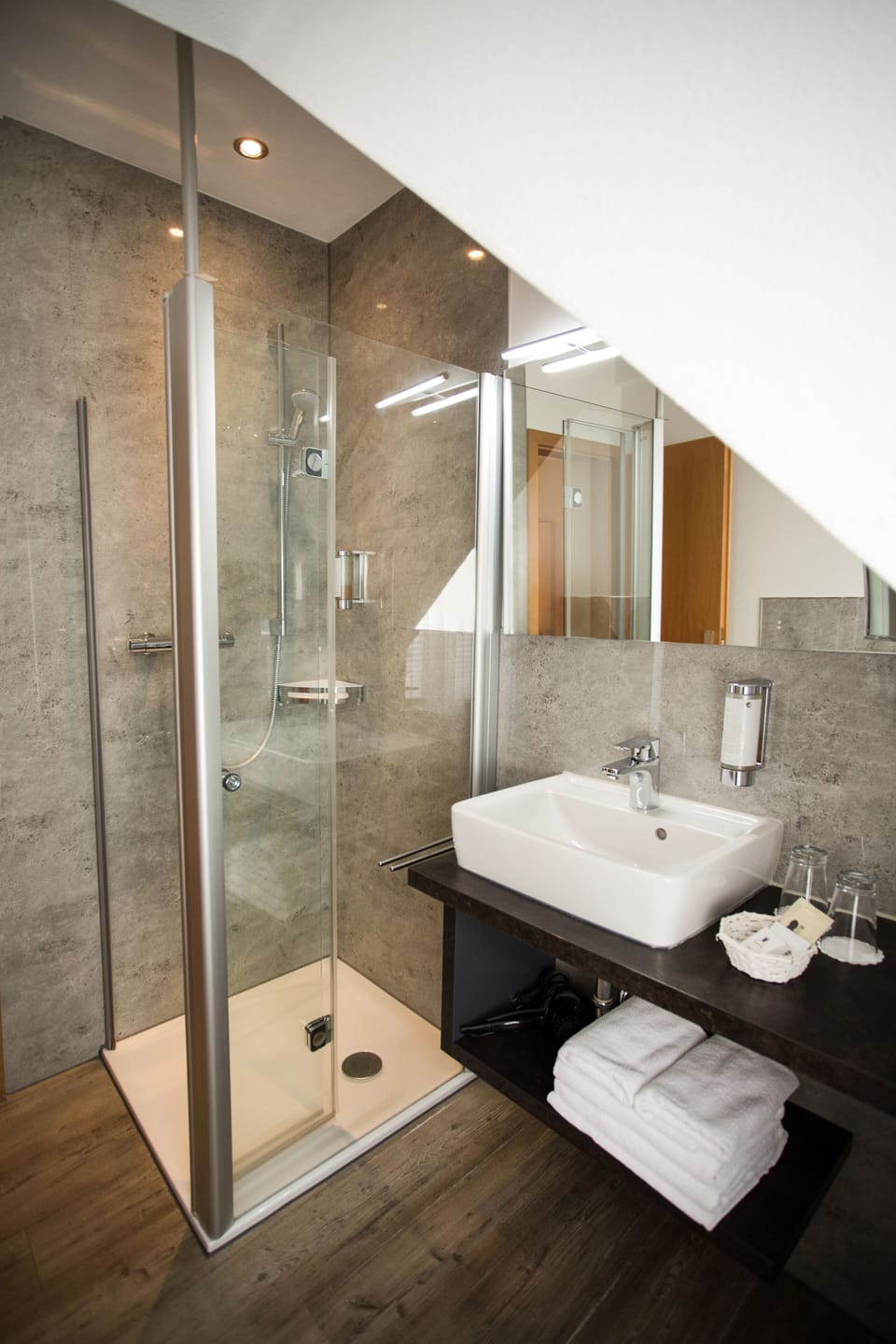 Classic Double Room, 1 Double Bed, Garden View | Bathroom | Shower, free toiletries, hair dryer, towels