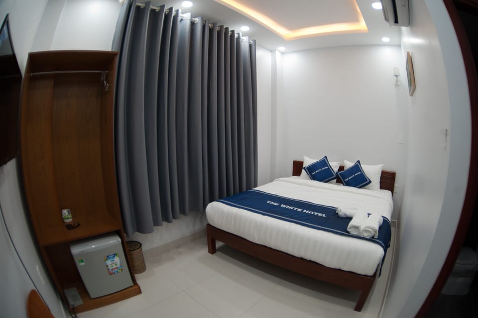 Deluxe Double Room | Hypo-allergenic bedding, minibar, blackout drapes, soundproofing