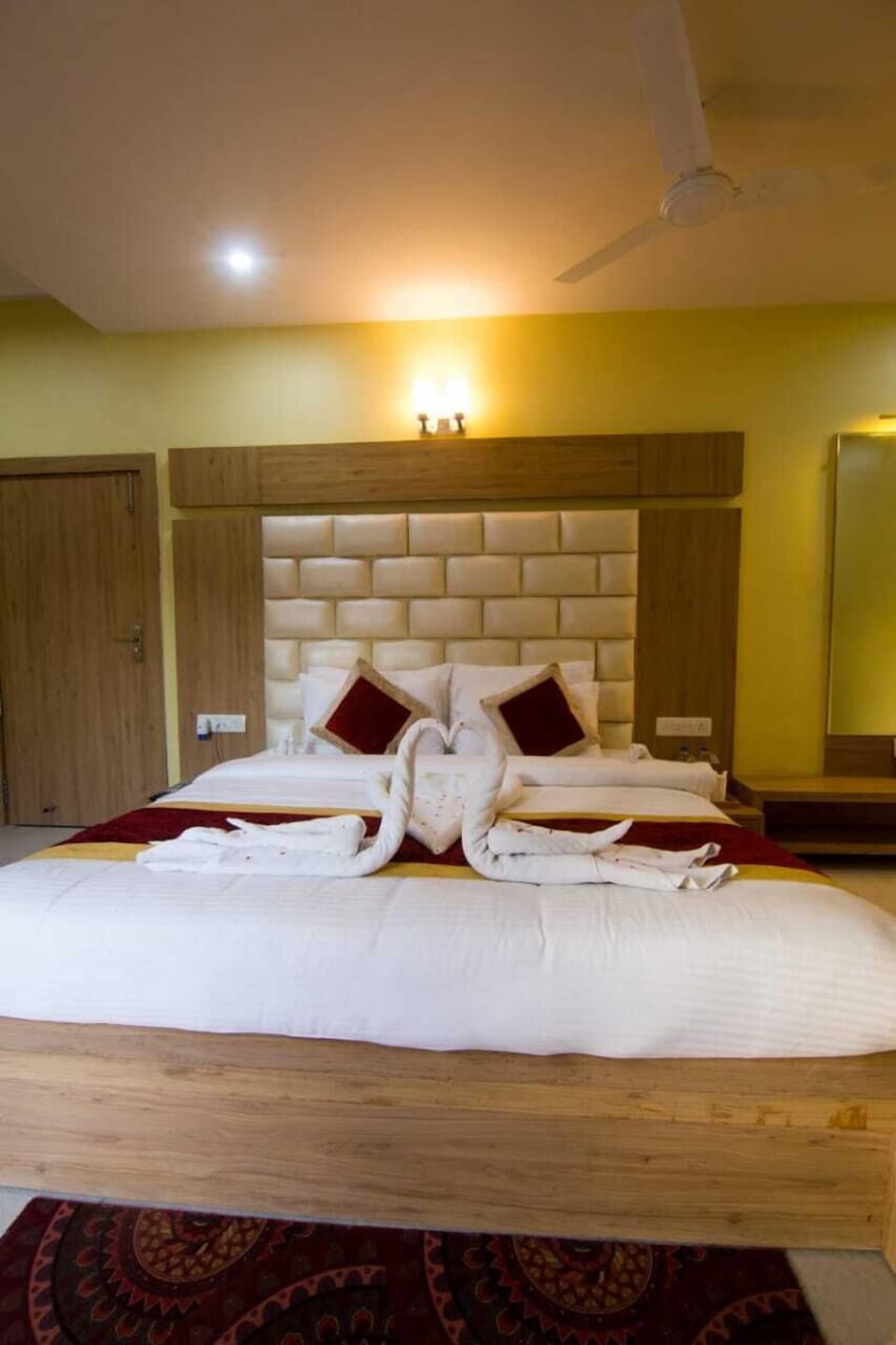 Suite | Premium bedding, in-room safe, soundproofing, iron/ironing board