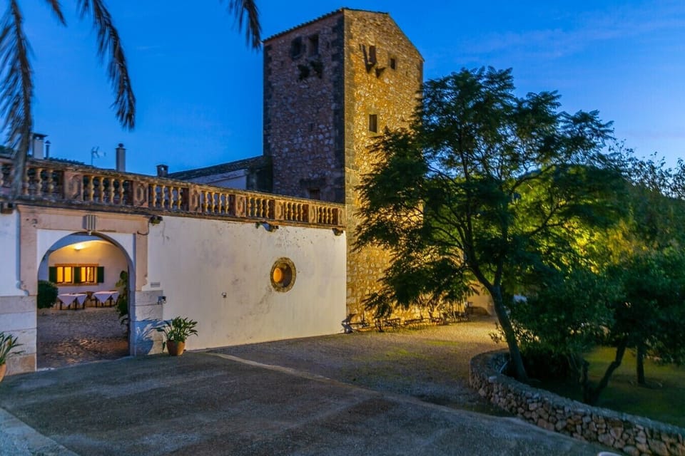 Outdoor-area-in-historic-house-in-mallorca-with-swimming-pool-17 - copia