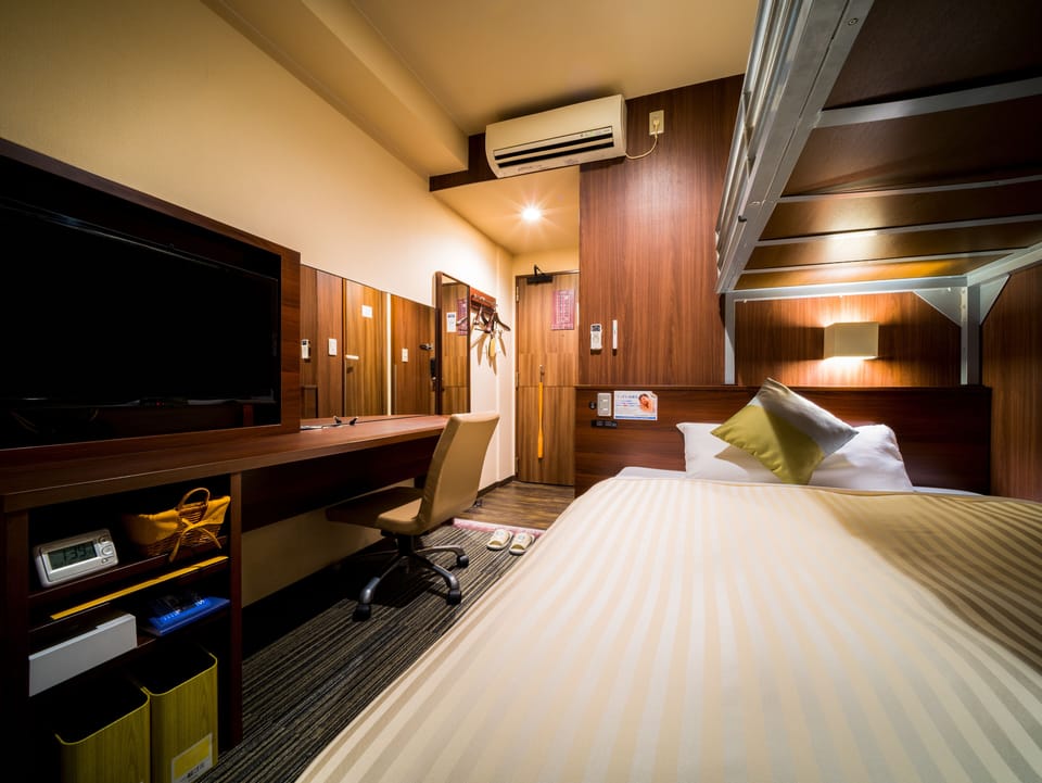 Desk, soundproofing, WiFi (free), bed sheets