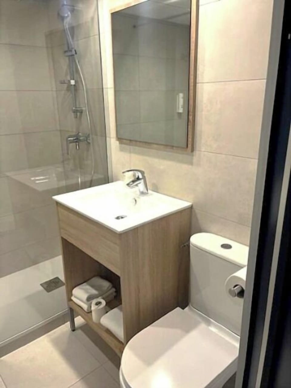 Shower, free toiletries, hair dryer, towels