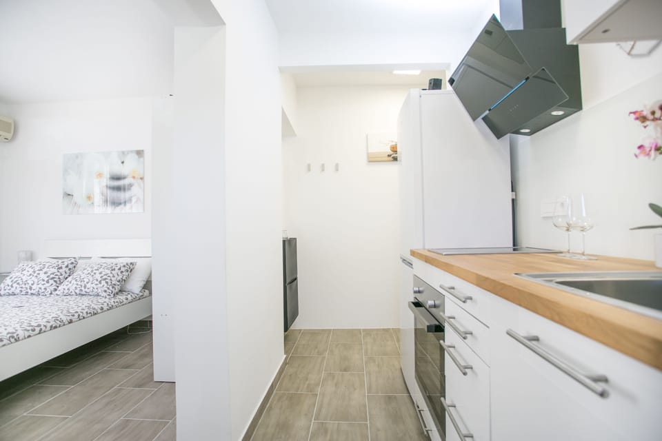 Studio | Private kitchen | Coffee/tea maker, fridge, oven, stovetop