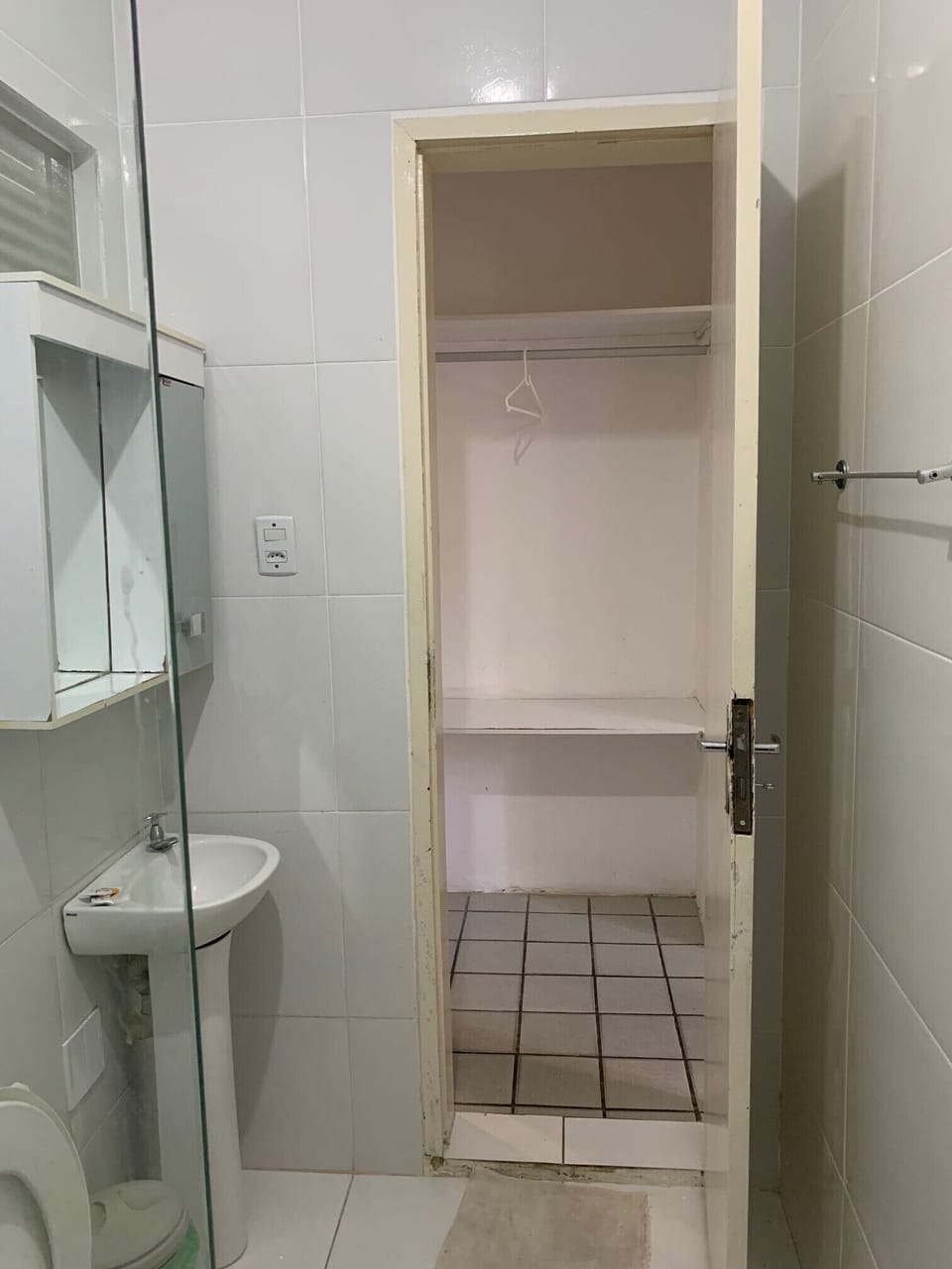 Economy Twin Room | Bathroom | Shower, rainfall showerhead, free toiletries, towels