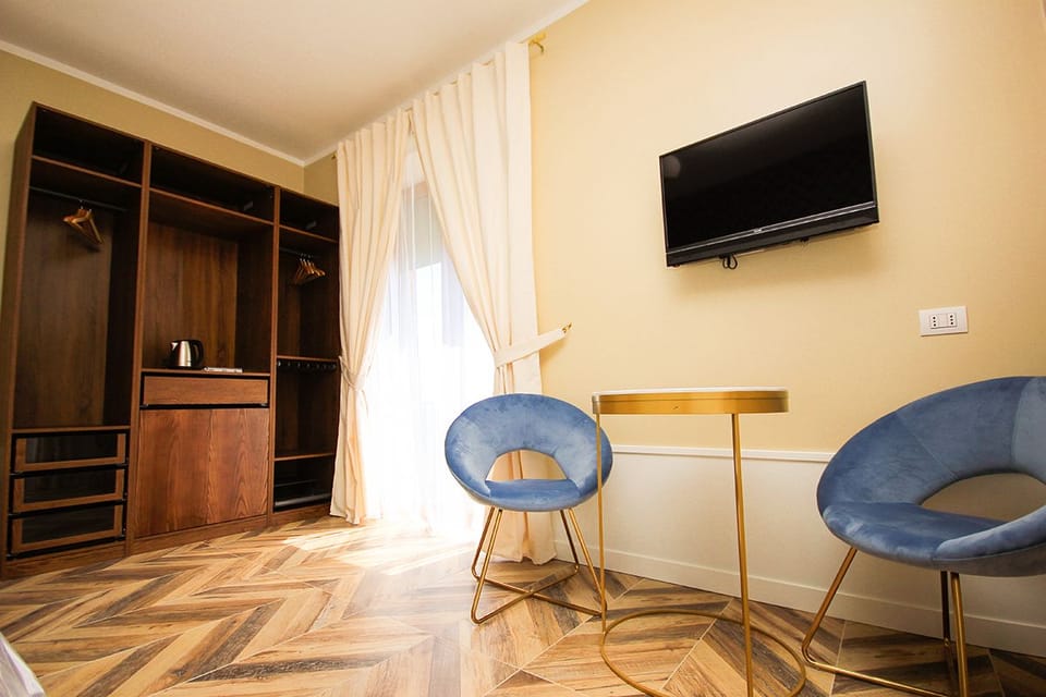 Suite, 1 Queen Bed, Balcony, Sea View | Room amenity