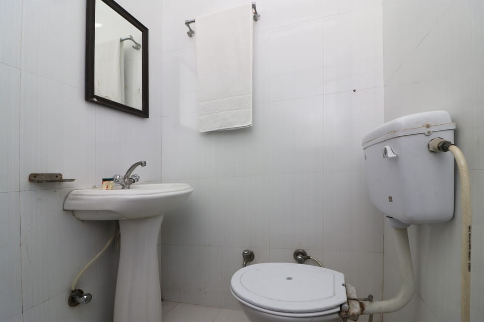 Double or Twin Room | Bathroom | Free toiletries, towels