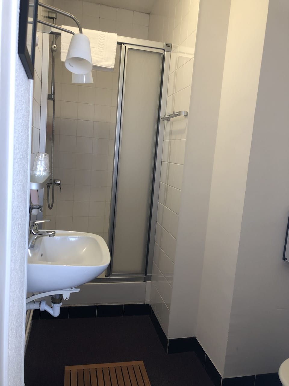 Standard Double Room, Private Bathroom | Bathroom | Free toiletries, hair dryer, towels