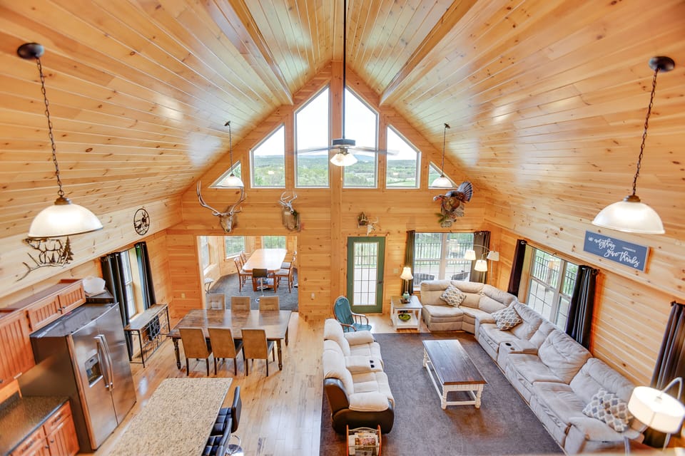 Floor to ceiling windows floods the house with natural light while giving you incredible mountain views!