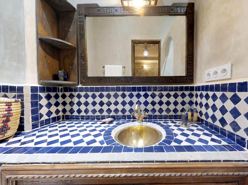 Bathroom sink