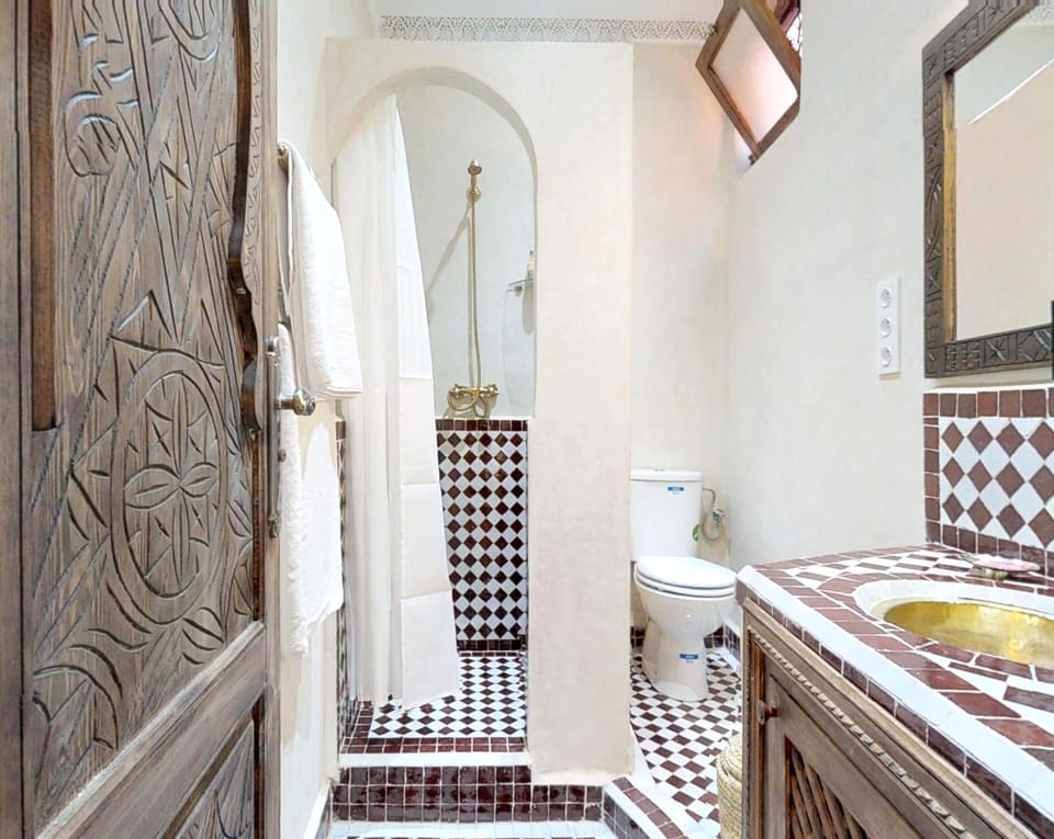 Design Suite, Multiple Beds, Courtyard View (Safran 2) | Bathroom | Shower, rainfall showerhead, free toiletries, hair dryer
