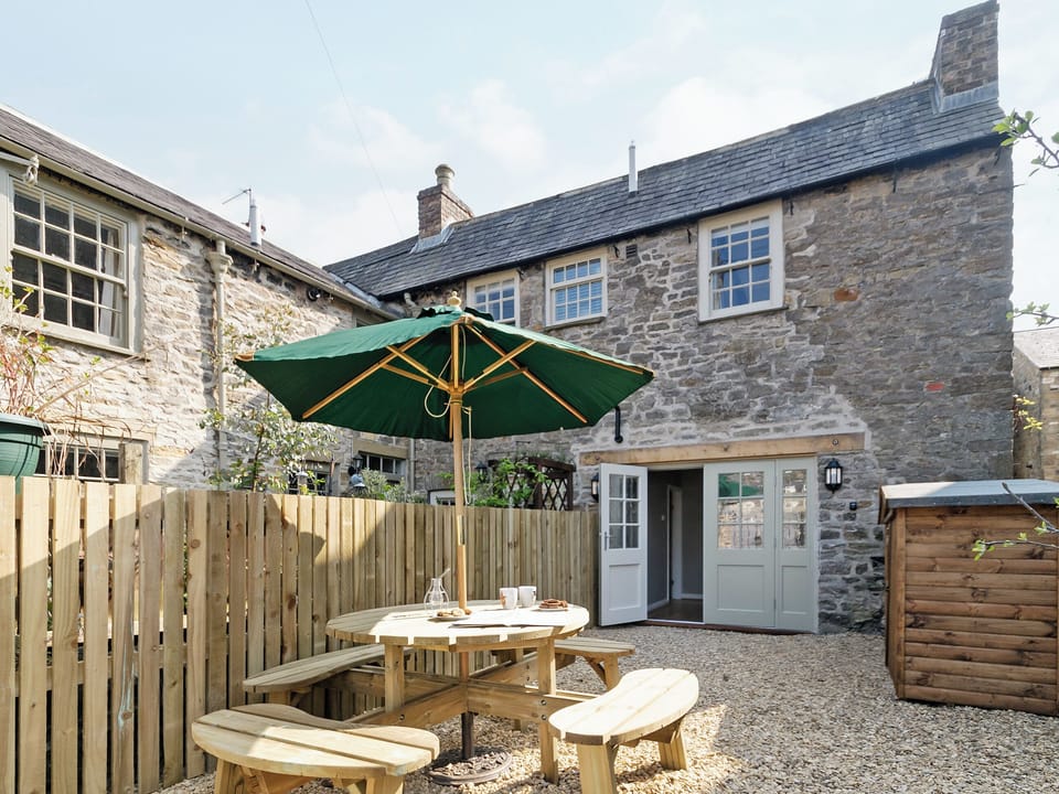 Inviting enclosed courtyard | Pinfold Cottage, Richmond