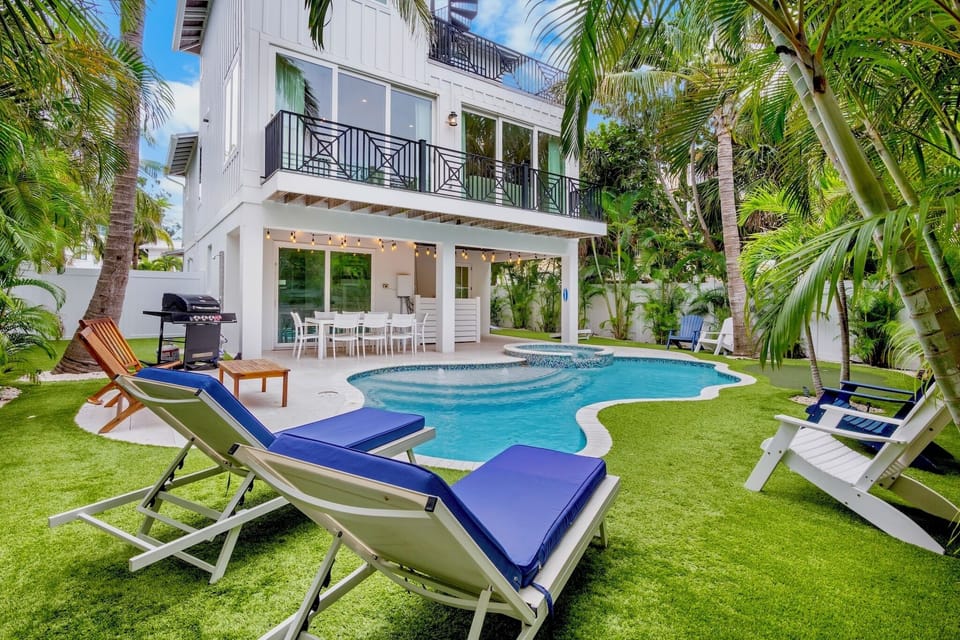 Sun chairs around the pool