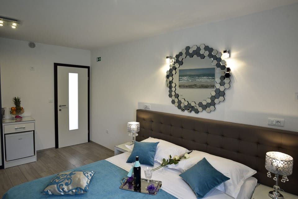 Deluxe Double Room | In-room safe, desk, iron/ironing board (on request), WiFi (free)