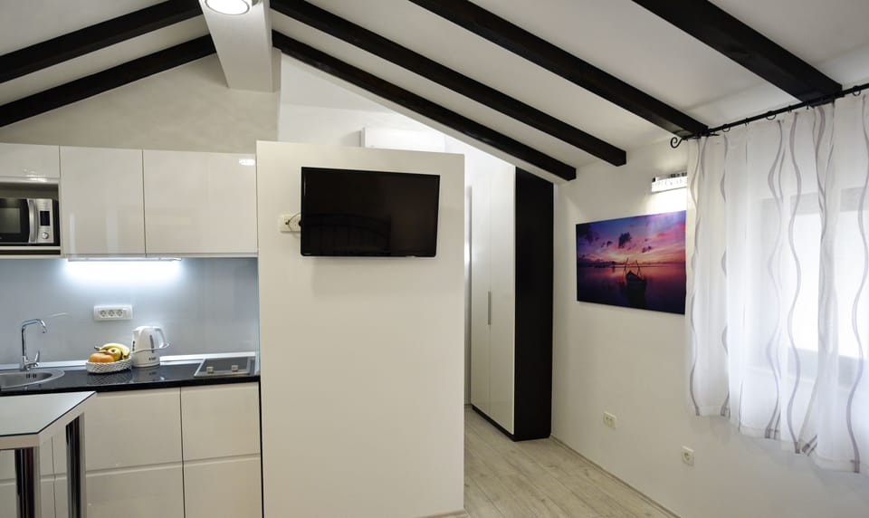 Deluxe Studio | In-room safe, desk, iron/ironing board, free WiFi