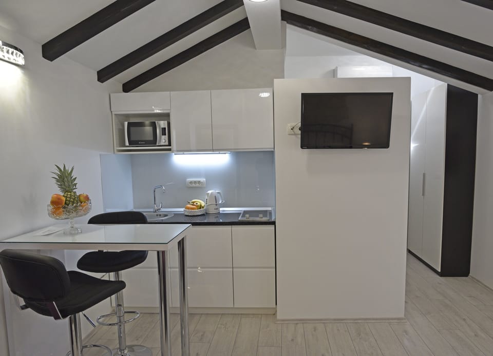 Deluxe Studio | In-room dining