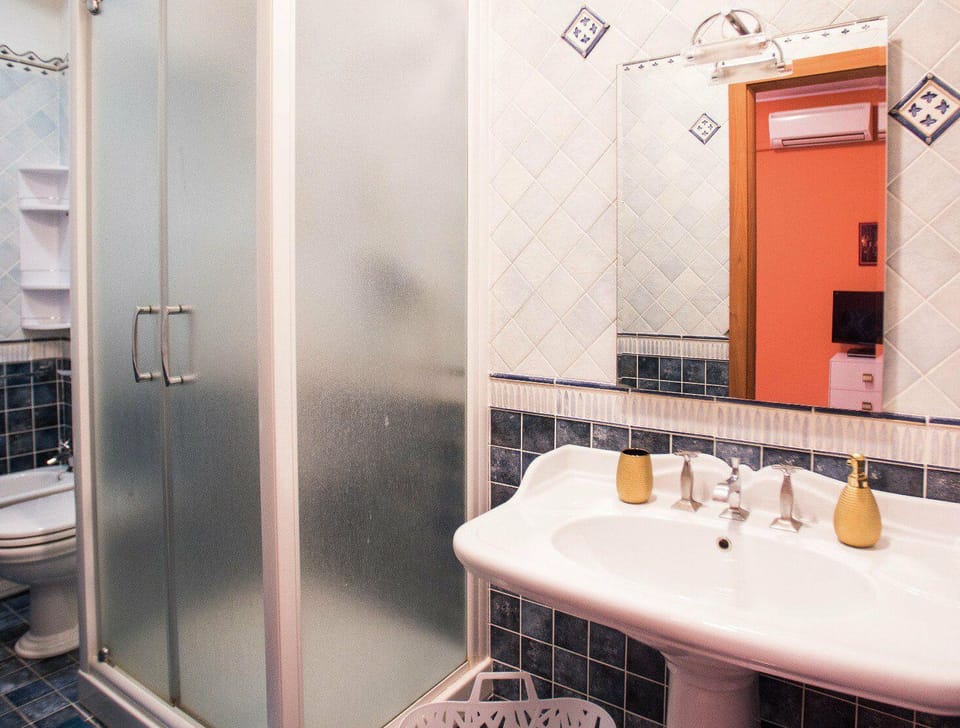 Double Room (Louis) | Bathroom | Shower, rainfall showerhead, free toiletries, hair dryer