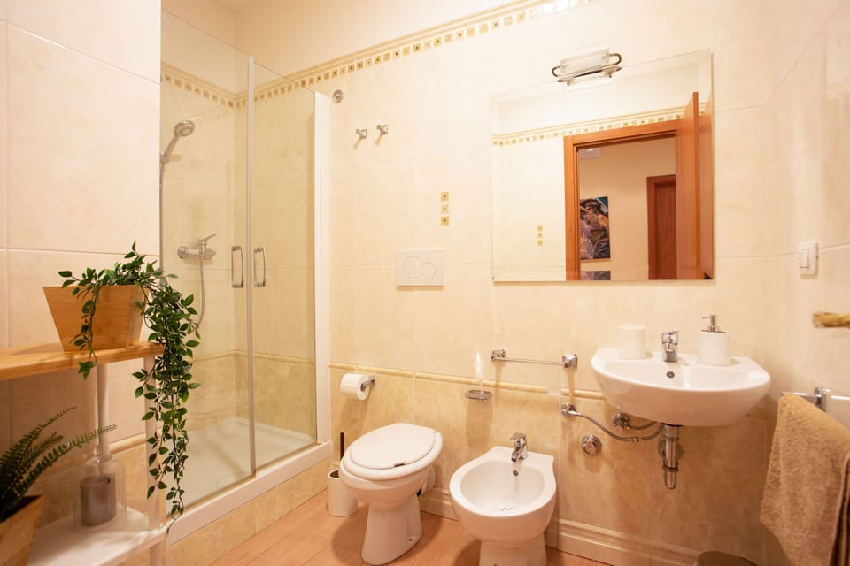 Room | Bathroom | Shower, rainfall showerhead, free toiletries, hair dryer