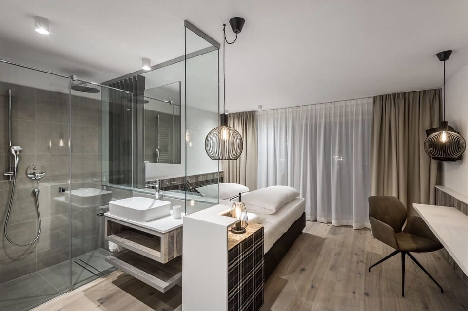 Standard Double Room | Bathroom | Hair dryer, slippers, bidet