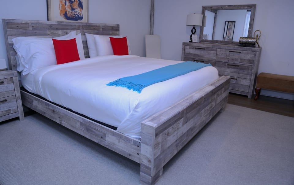 Deluxe King Guest Room | Minibar, in-room safe, individually decorated, individually furnished