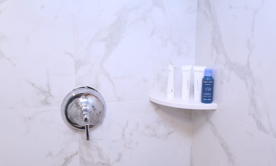 Deluxe King Guest Room | Bathroom | Bathrobes, slippers, towels