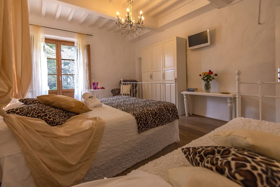 Standard Triple Room, Multiple Beds | Minibar, desk, iron/ironing board (on request), WiFi (free)
