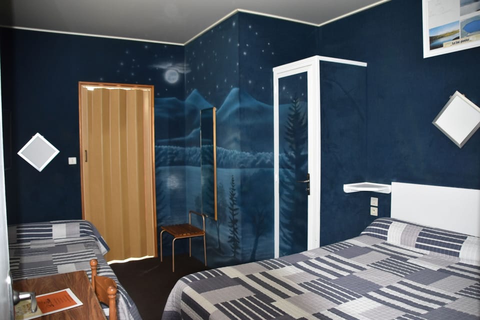 Triple Room | Desk, free WiFi, bed sheets