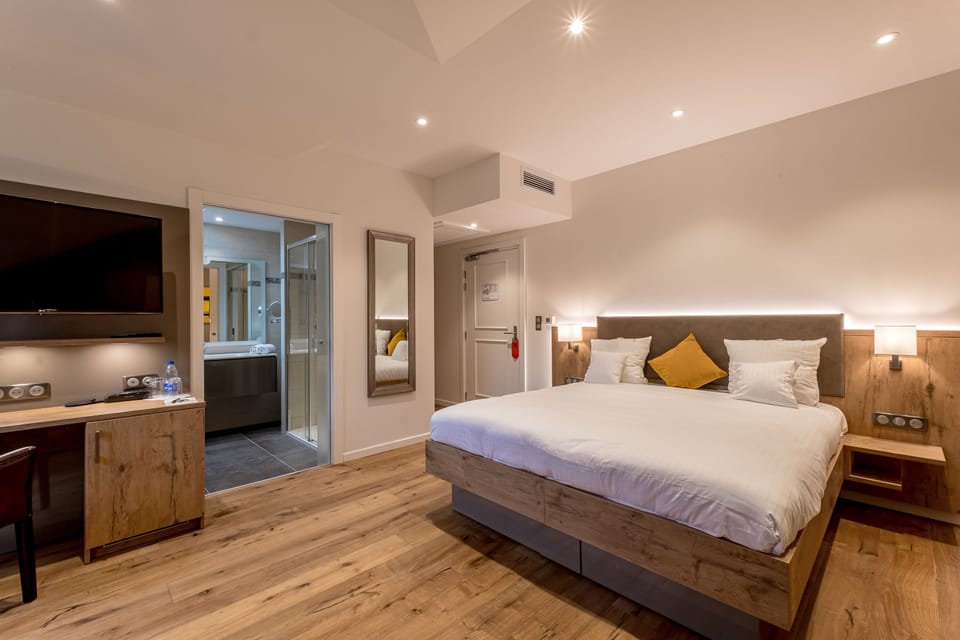New - Prestige Double Room (The Park) | Minibar, in-room safe, desk, iron/ironing board