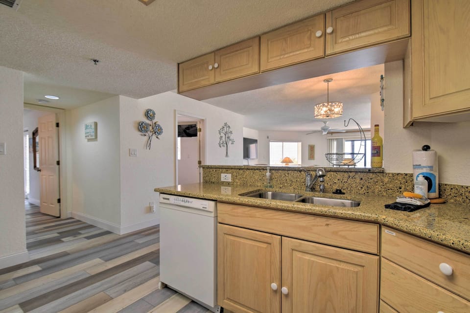 Kitchen | Fully Equipped w/ Cooking Basics