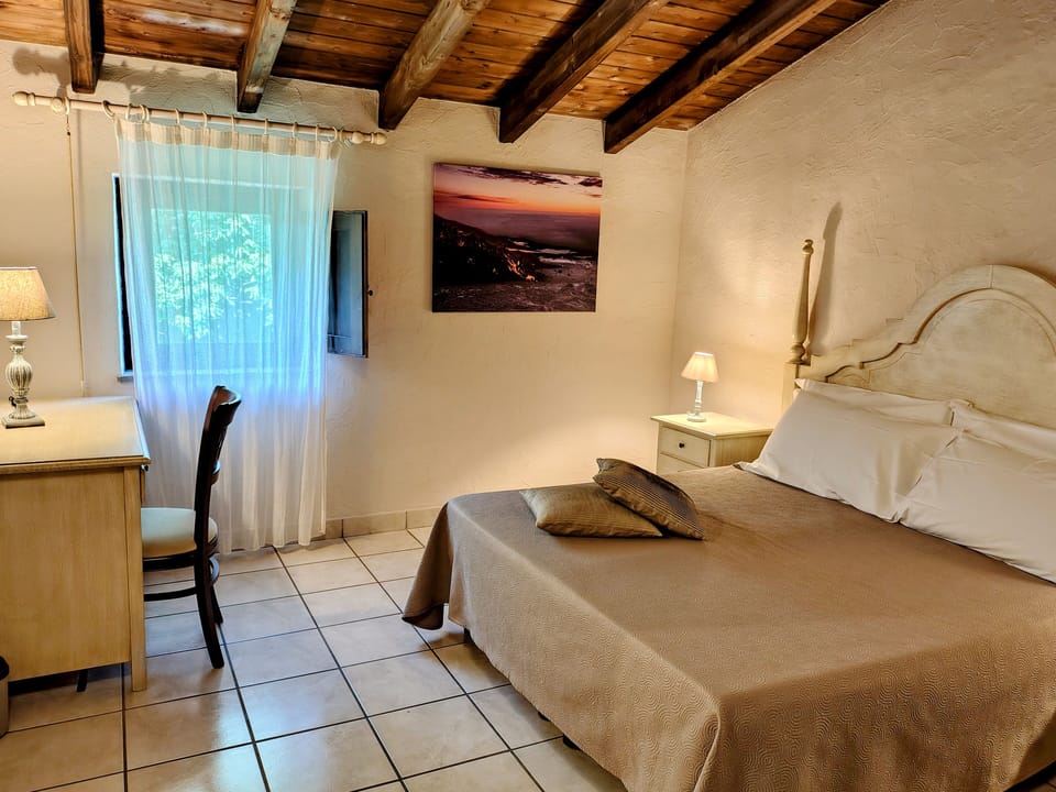 Classic Double Room | 1 bedroom, minibar, in-room safe, free WiFi