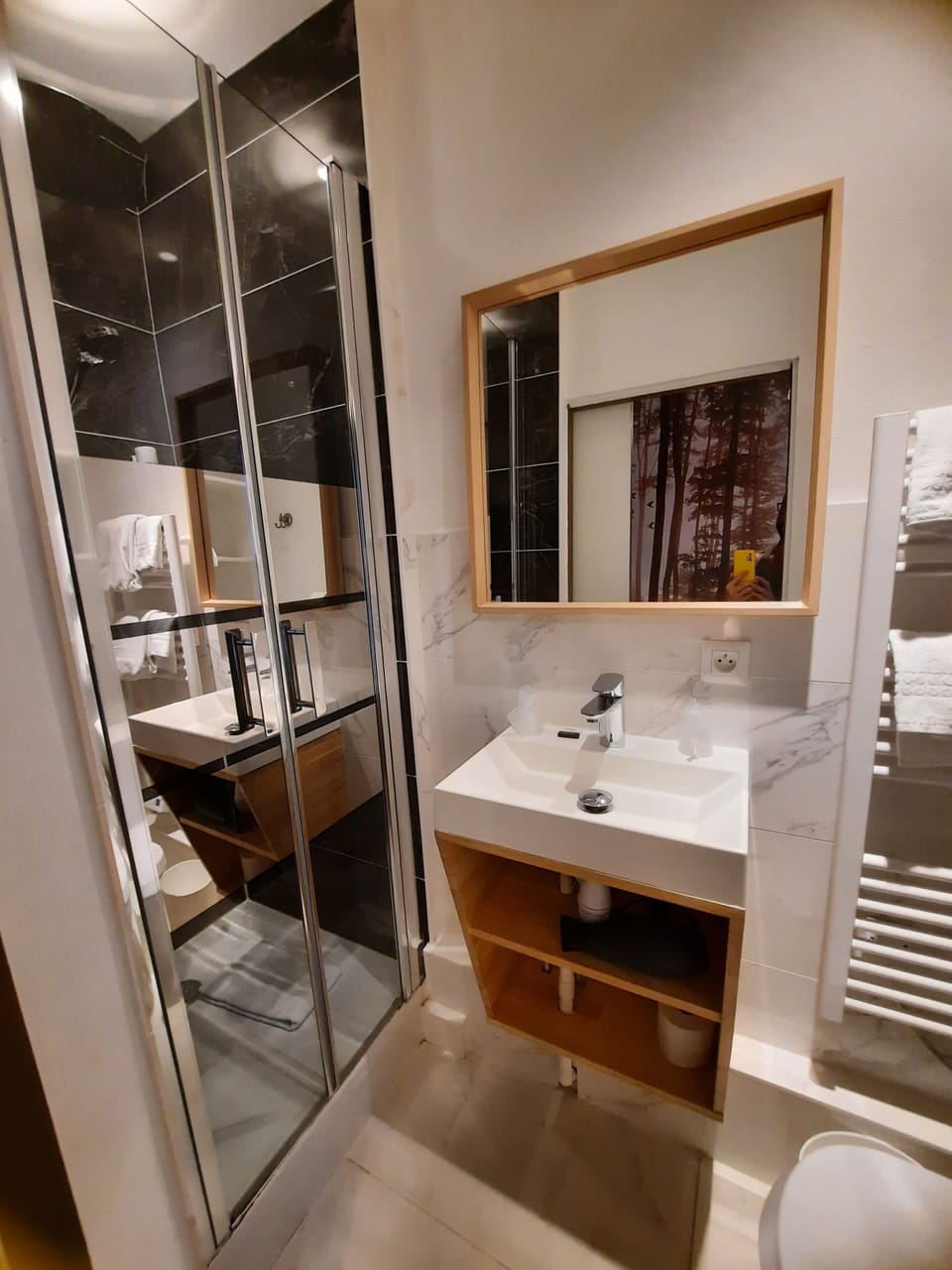 Economy Double Room | Bathroom | Shower, free toiletries, towels