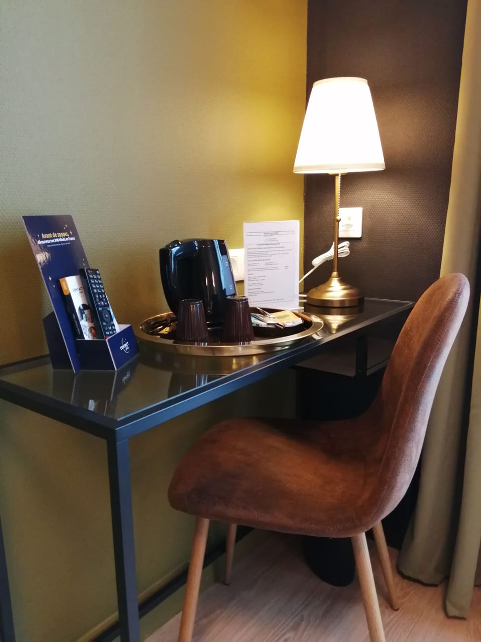 Chambre Supérieure Double ou avec lits jumeaux accessible uniquement par escaliers | In-room dining