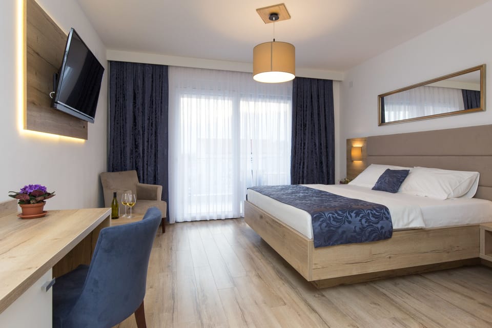 Double Room | 1 bedroom, in-room safe, free WiFi