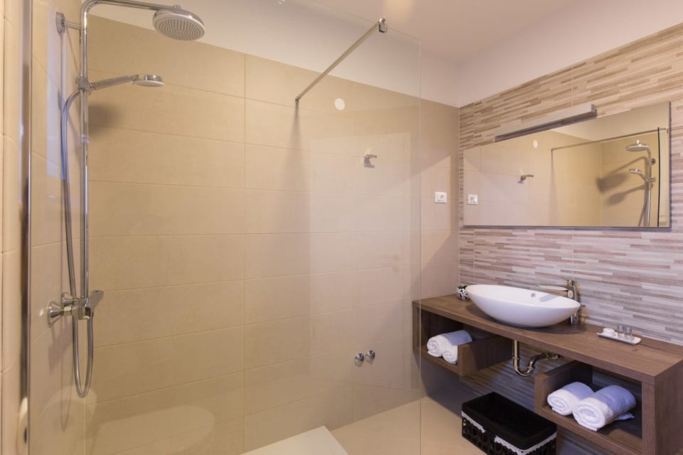 Double Room | Bathroom | Shower, free toiletries, hair dryer