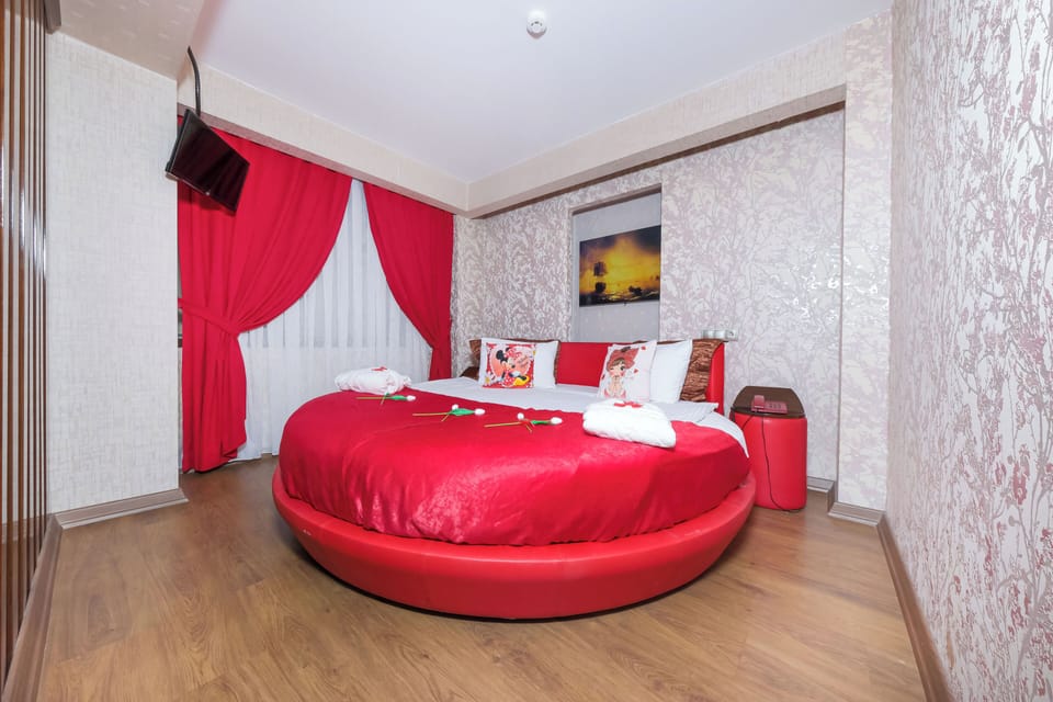 Suite | Premium bedding, minibar, in-room safe, laptop workspace