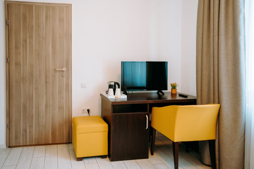 Standard Room, Courtyard View | Individually decorated, individually furnished, desk, blackout drapes