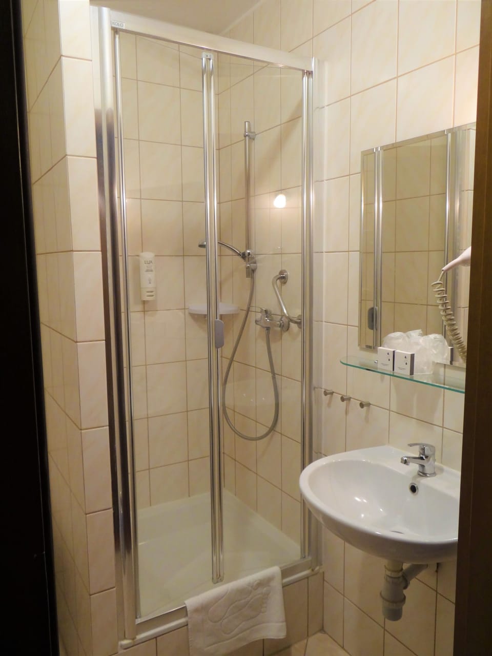 Double Room | Bathroom | Shower, free toiletries, hair dryer, towels