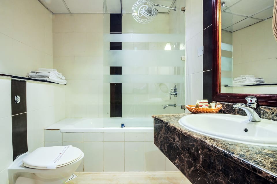 Executive Suite (Double Occupancy) | Bathroom | Shower, free toiletries, hair dryer, bathrobes