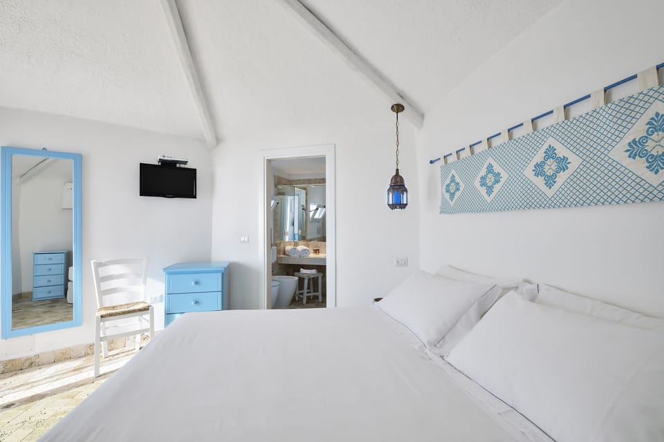 Classic Room | Minibar, in-room safe, individually furnished, free WiFi