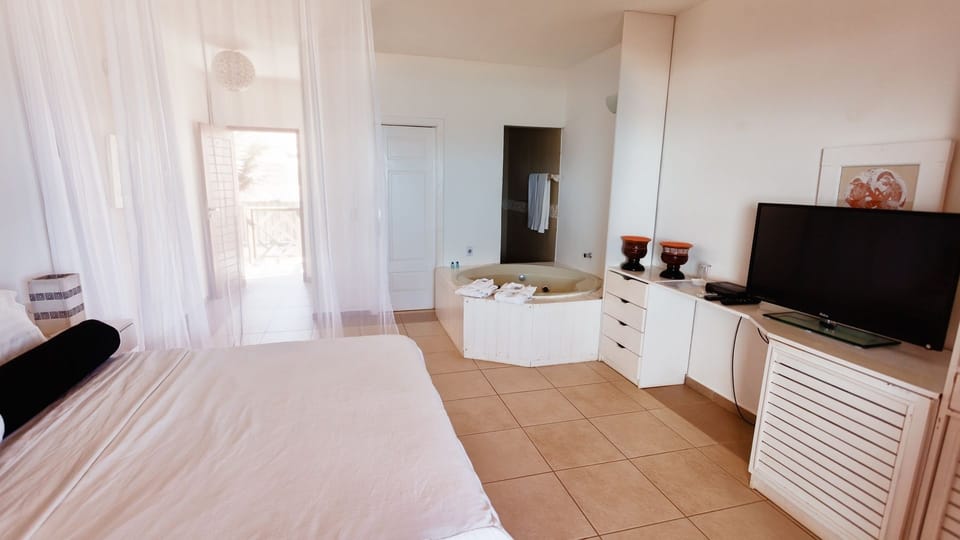 Deluxe Room, Sea View | Minibar, free WiFi